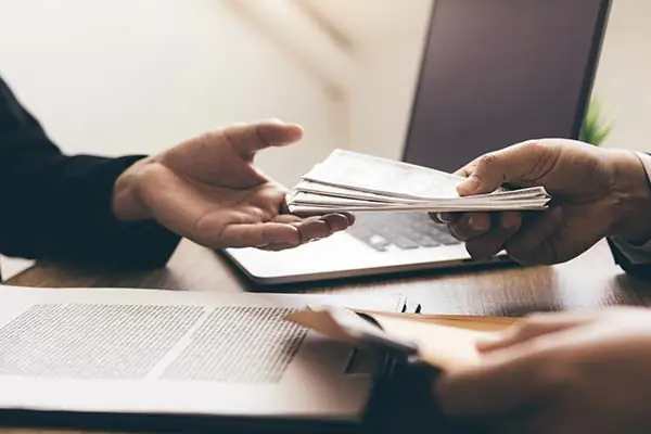 person receiving pre-settlement funding money